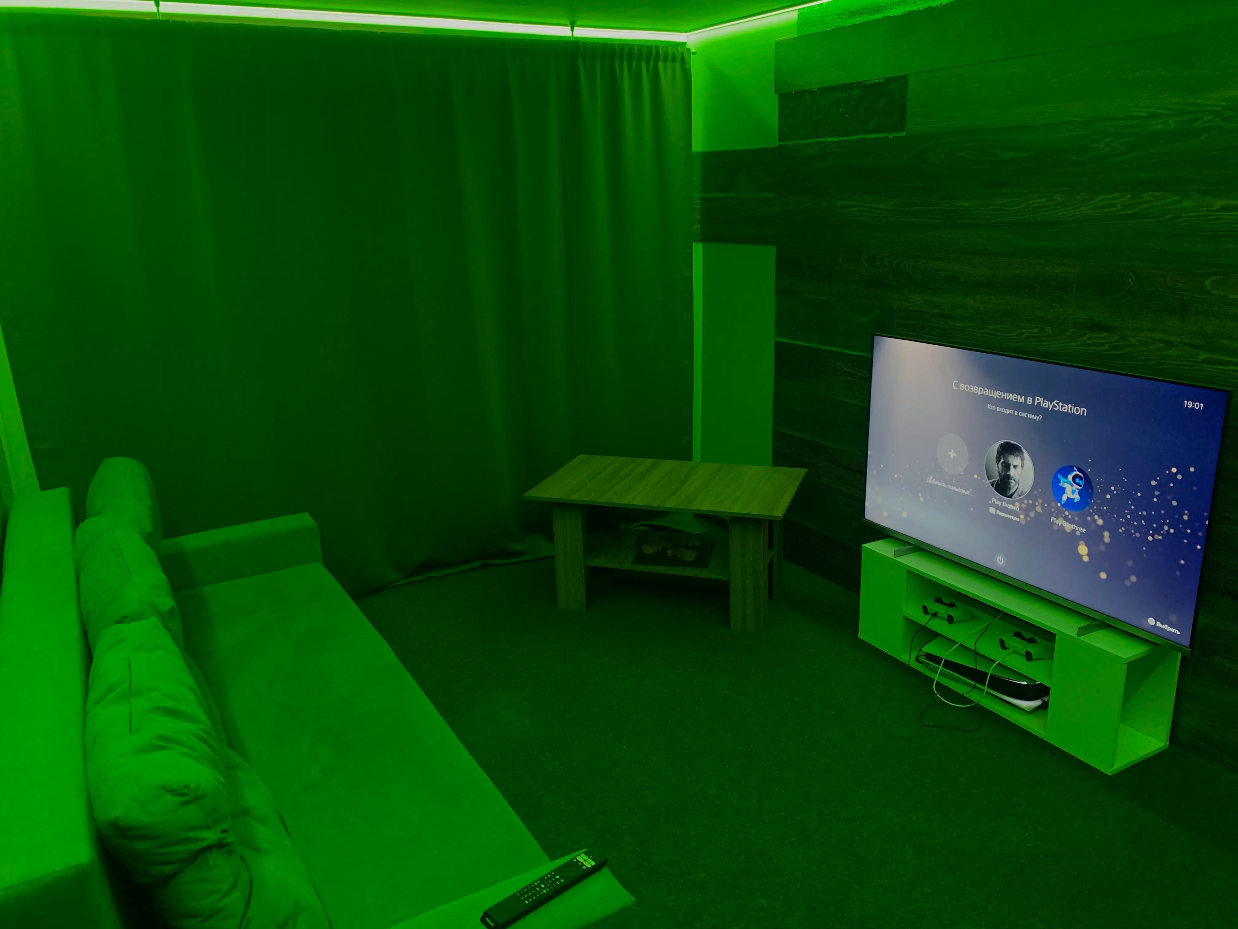 Аренда комнаты №2 в PlayBro Минск — уютное пространство с диваном и большим телевизором